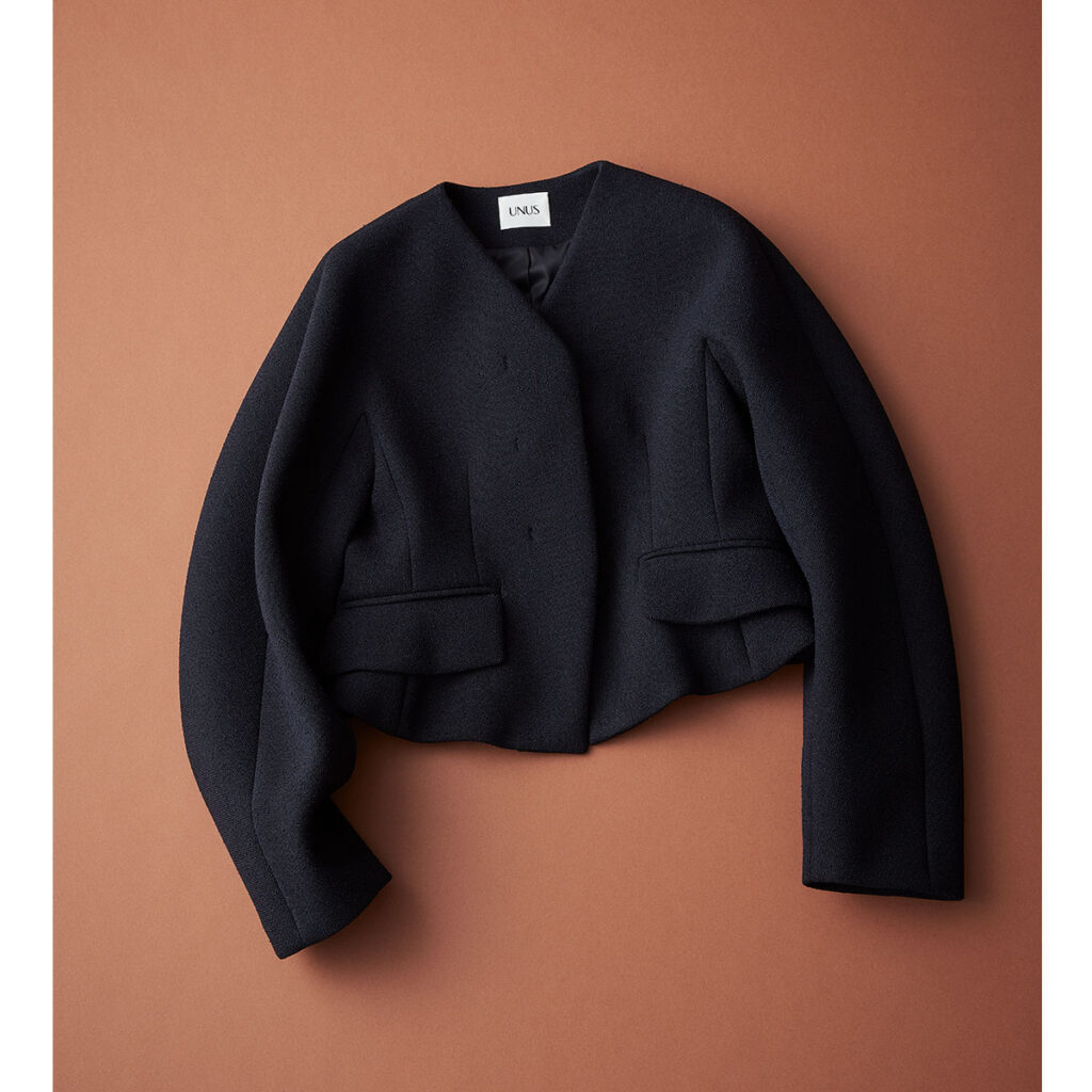 UNUSの構築的ジャケット