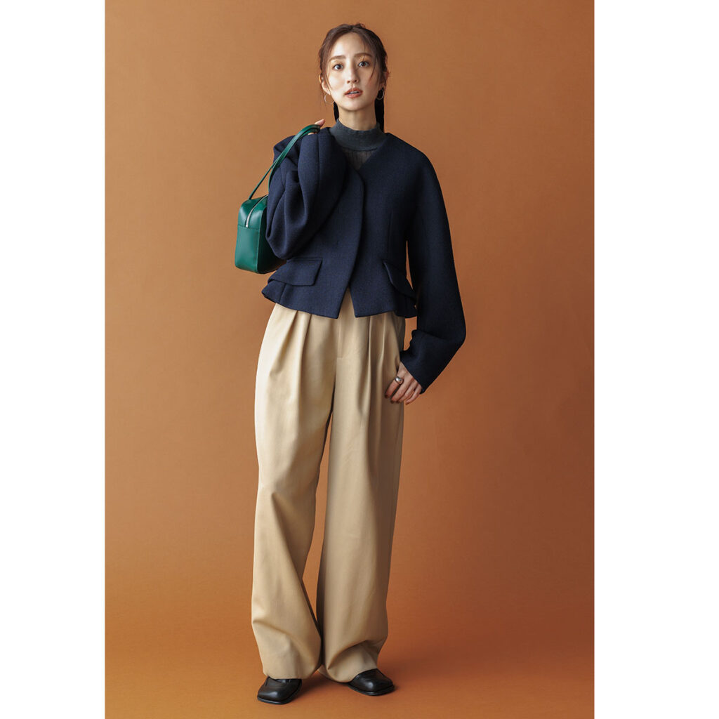 ノーカラージャケットとチノパンのコーデ