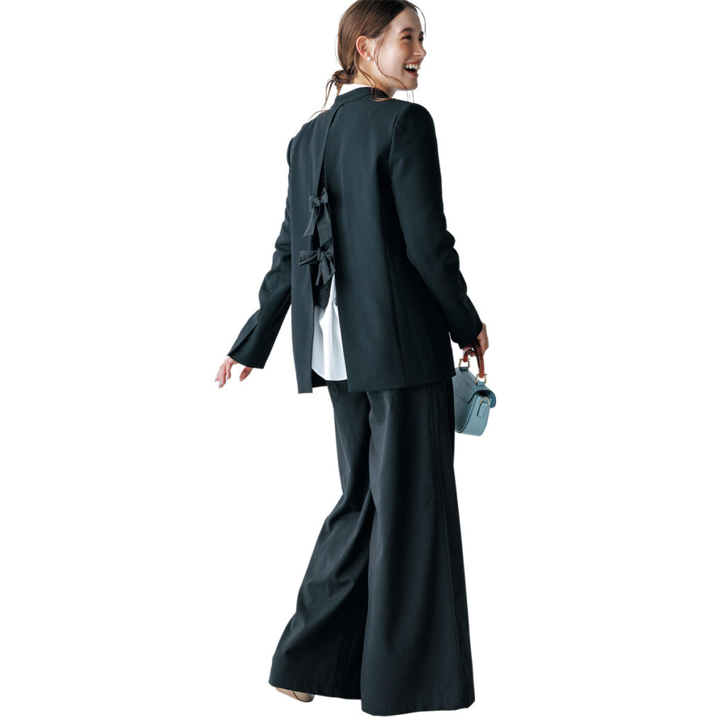 バックデザインジャケットとワイドパンツのコーデ