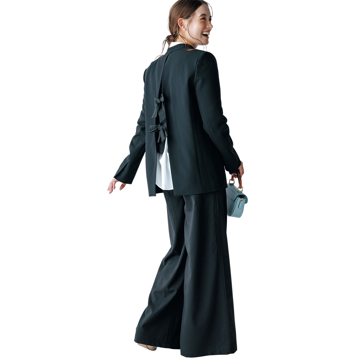 バックデザインジャケットとワイドパンツのコーデ