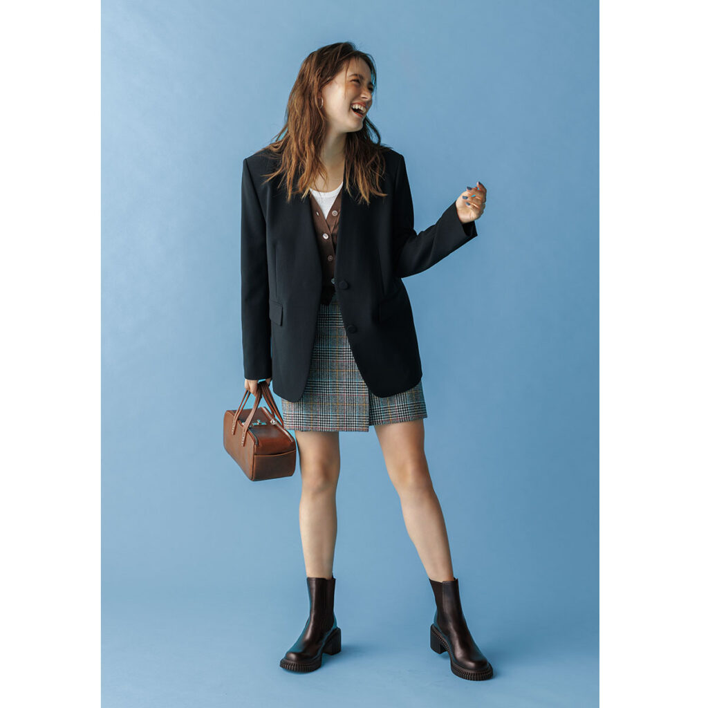 ジャケットにチェックミニスカのコーデ