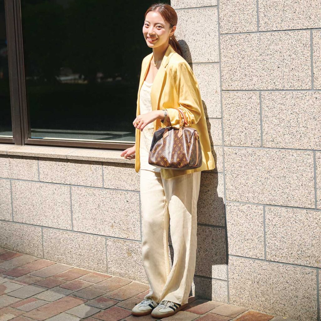 アイボリーのリネンセットアップのコーデ