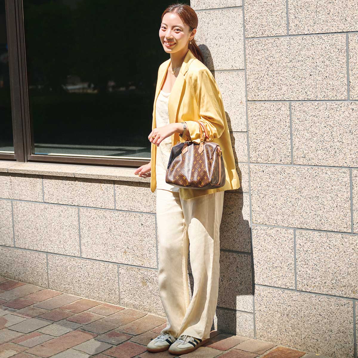 アイボリーのリネンセットアップのコーデ