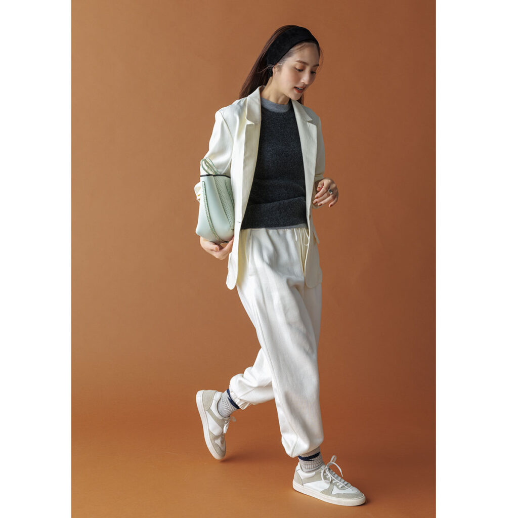 白ジャケットと白スウェットパンツのスポーティカジュアルコーデ