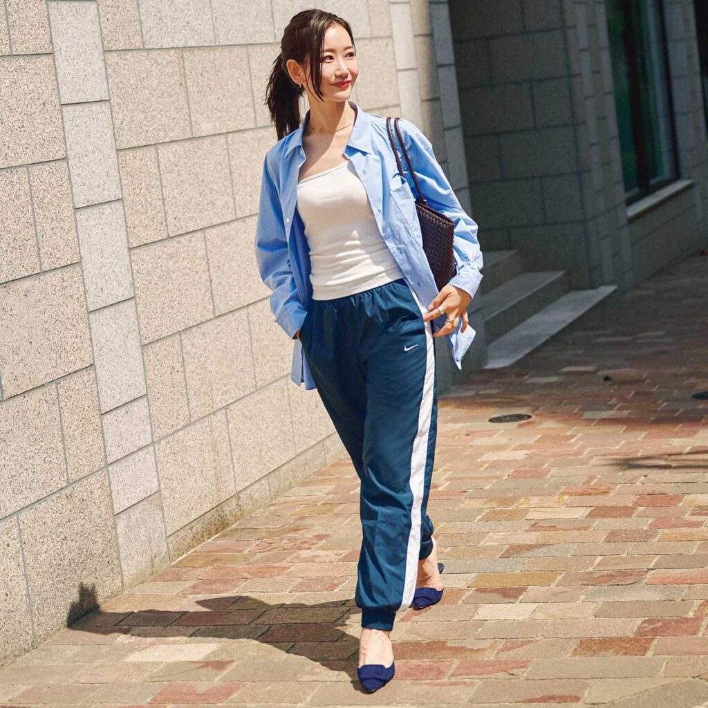 ブルーシャツとラインパンツのスポーツMIXコーデ