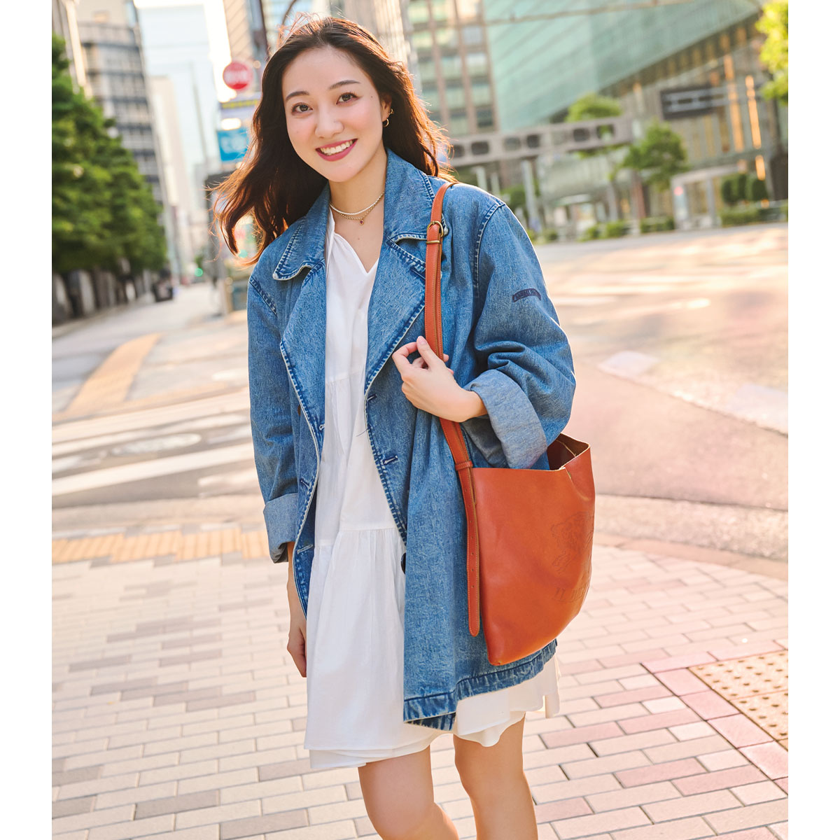 白ワンピにデニムジャケットのコーデ