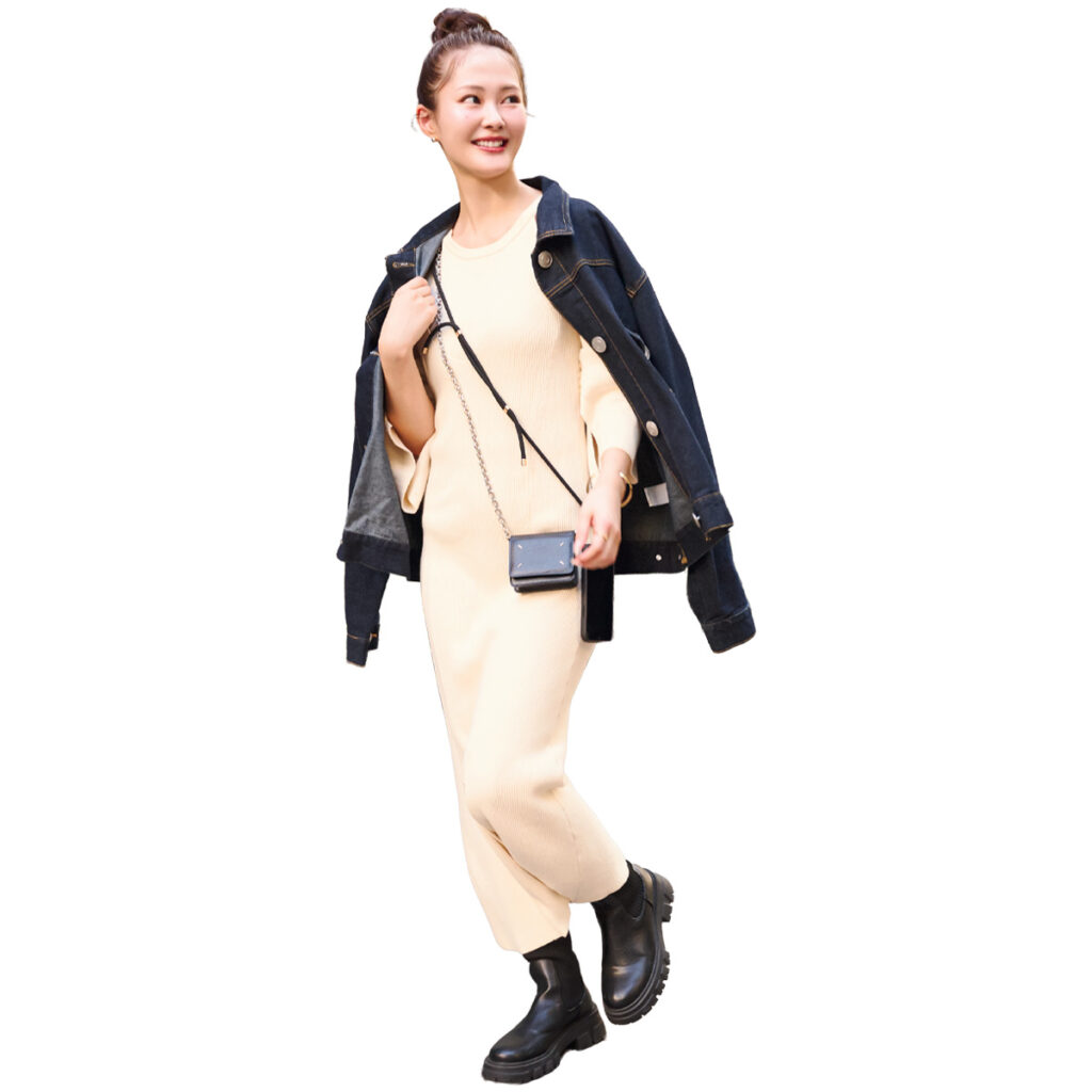 白ワンピにデニムジャケットと黒ブーツのコーデ