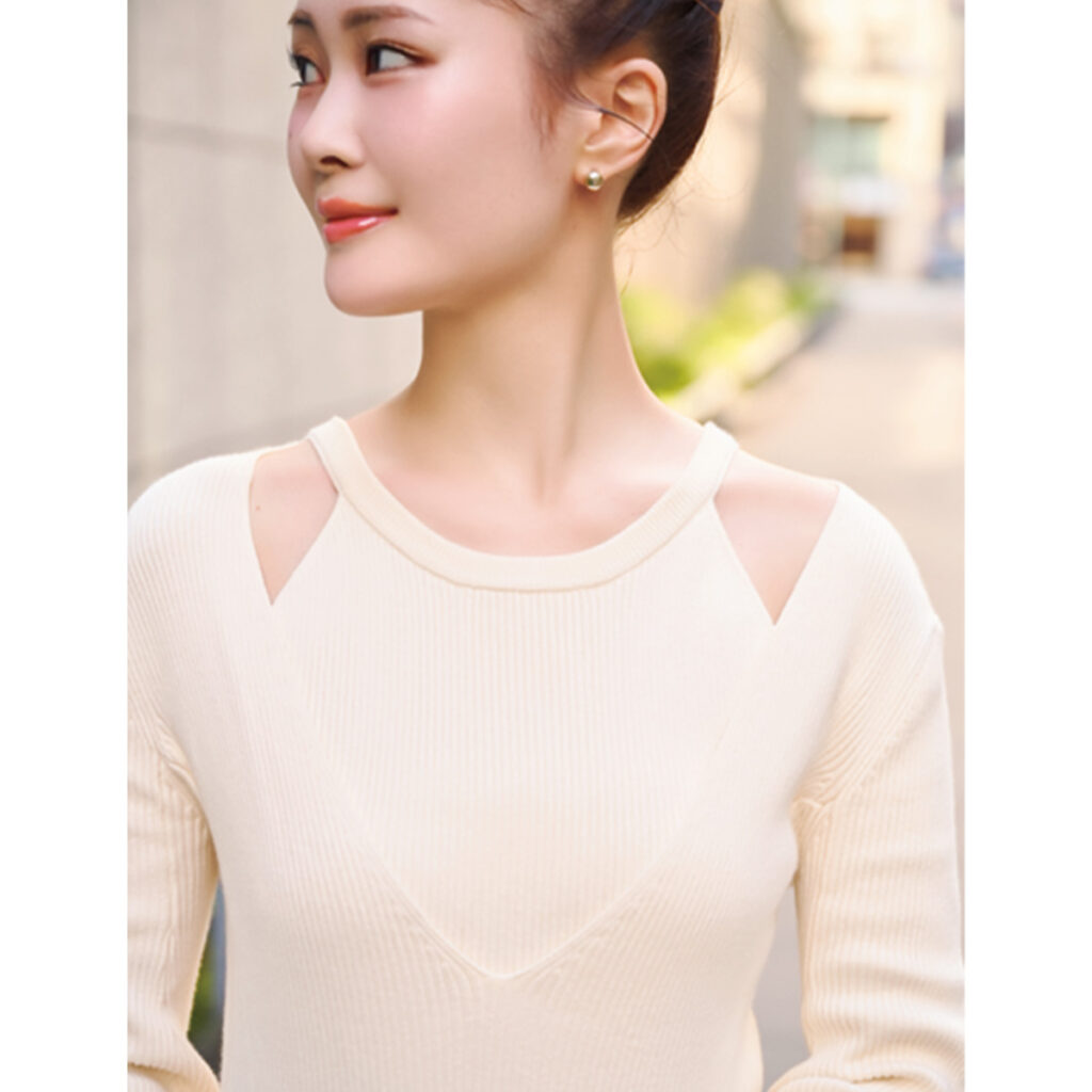 肩周りデザインの白ワンピ