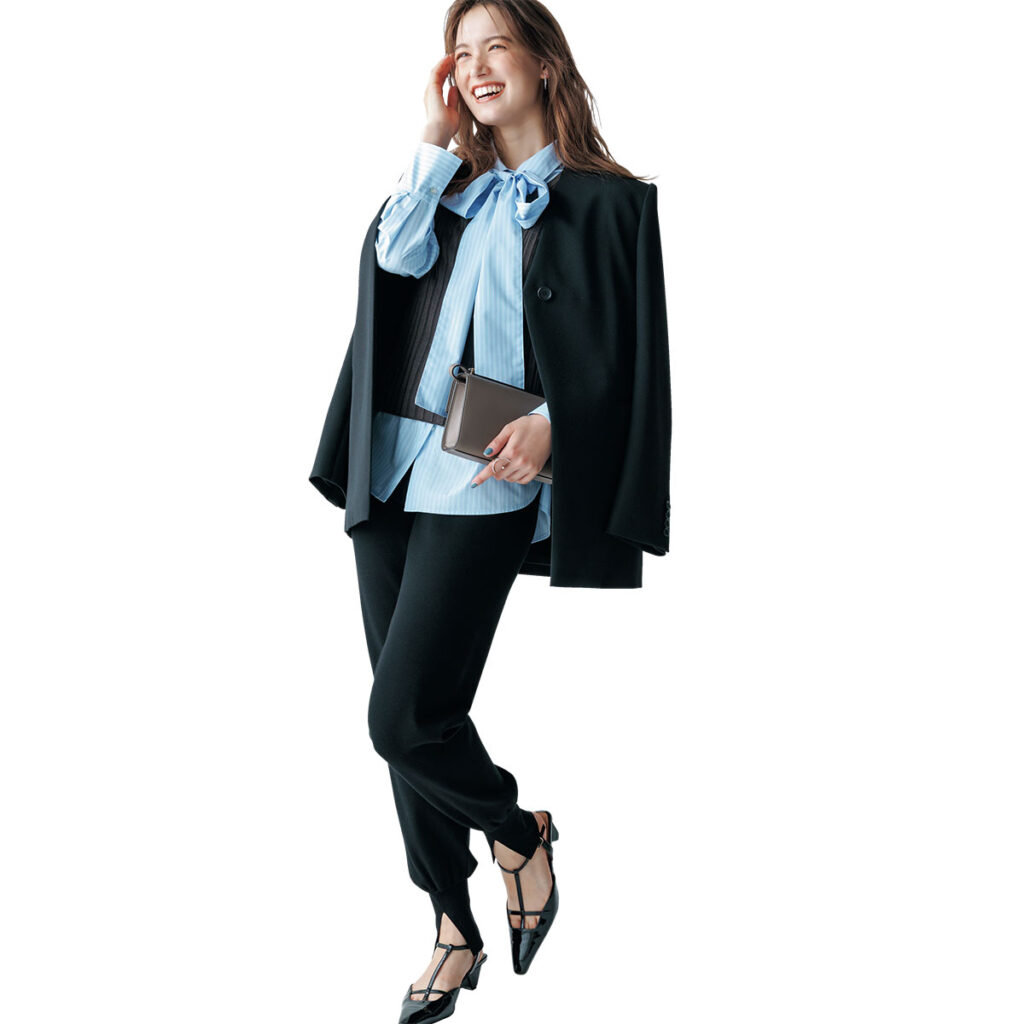 リボンタイのブルーシャツにジャケットのコーデ