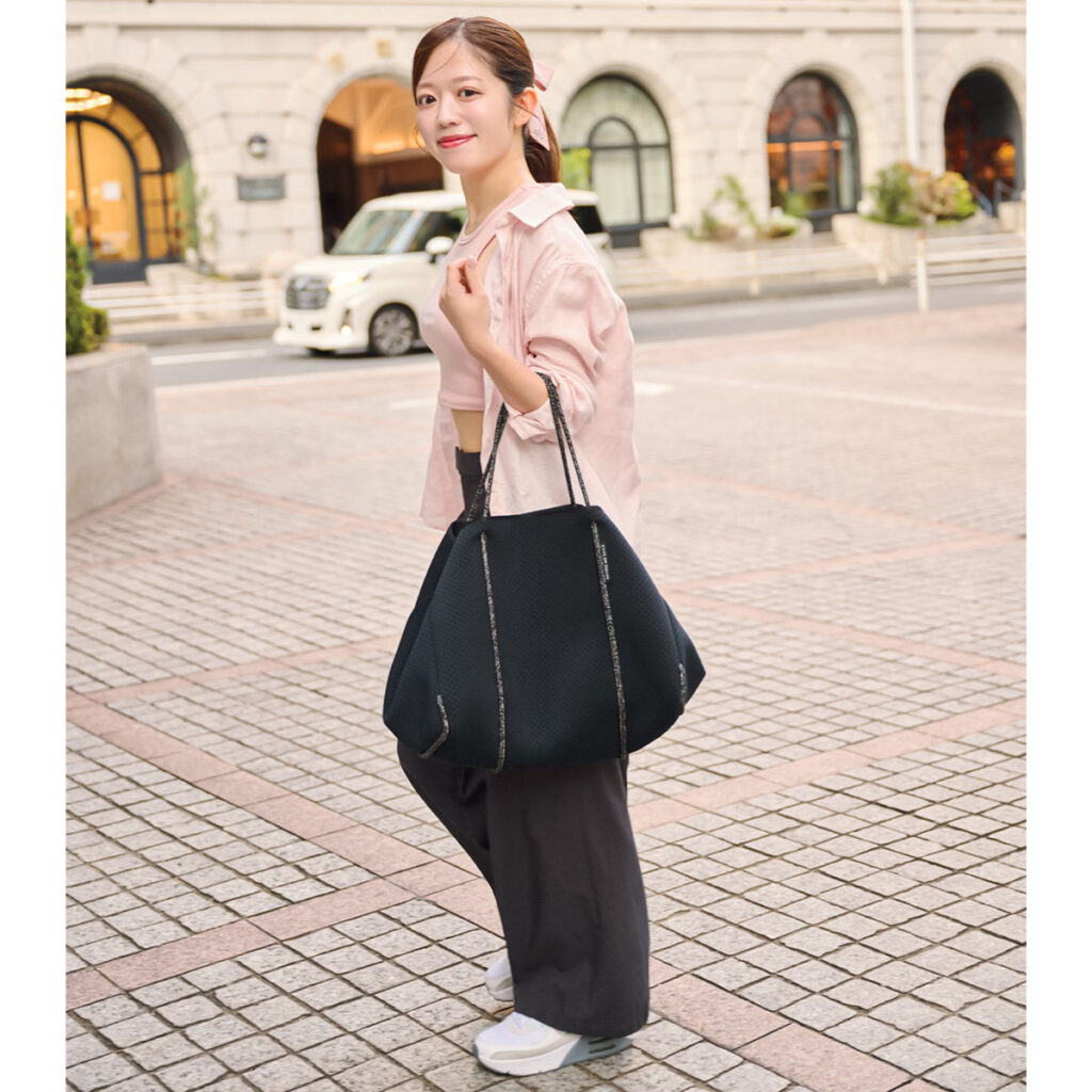 ピンクシャツに楽ちんパンツのコーデ