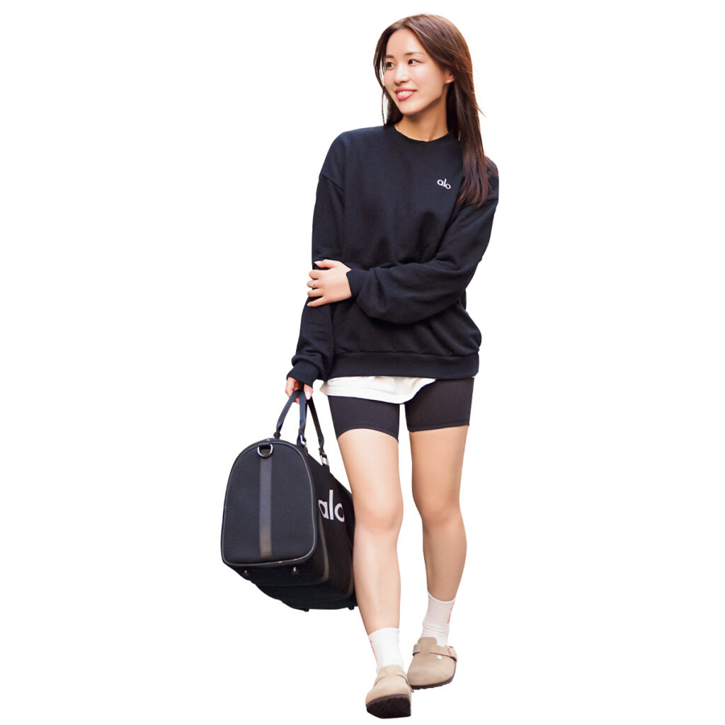 スウェットにショートレギンスのスポーティコーデ