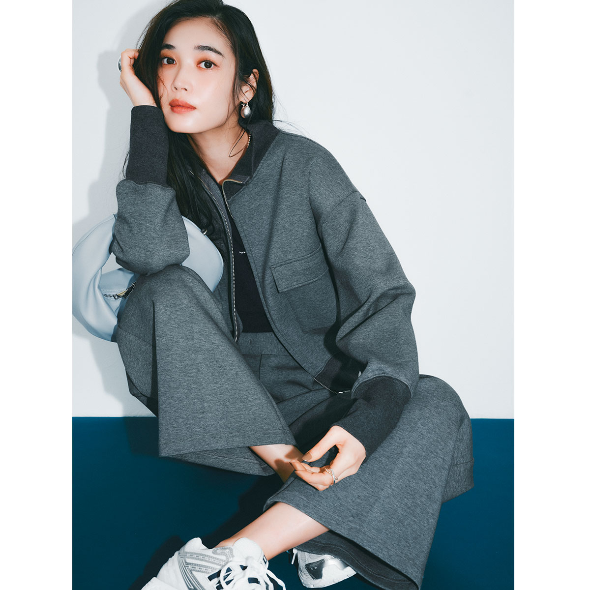 ショート丈ジャケットとパンツのグレーワントーンコーデ