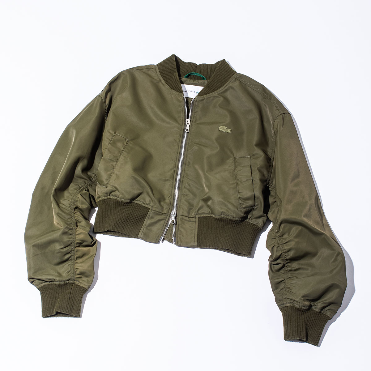 クロップド丈のMA-1