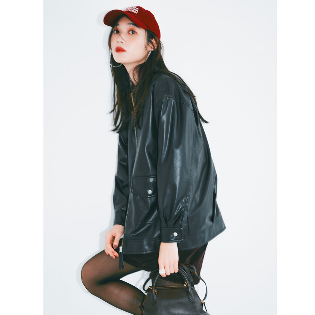 レザージャケットとミニ丈ボトムスのコーデ