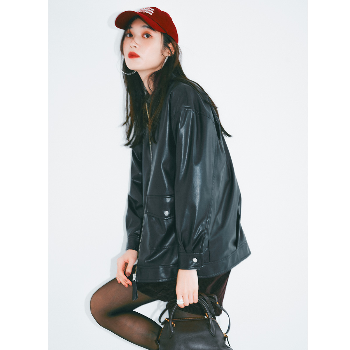 レザージャケットとミニ丈ボトムスのコーデ