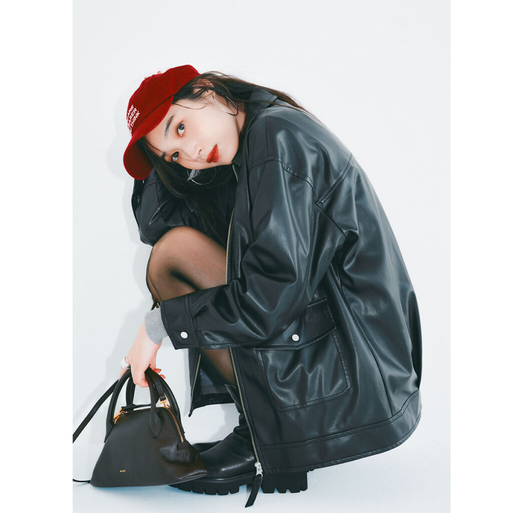 レザージャケットとミニ丈ボトムスのコーデ