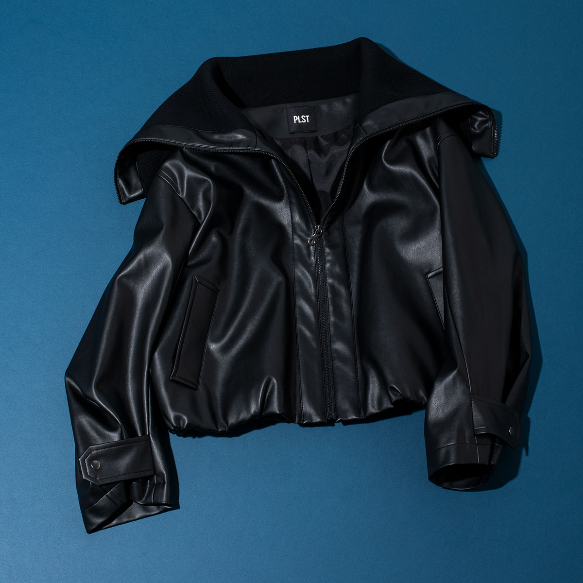 ドロップショルダーのレザーブルゾン