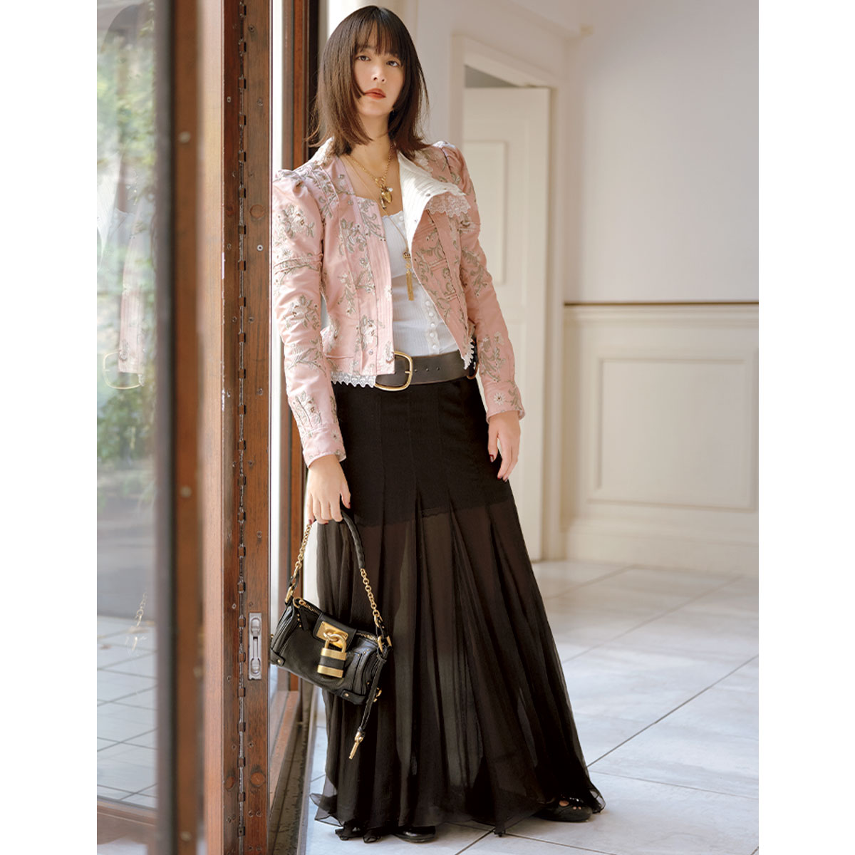刺繍ジャケットと黒のシアースカートのコーデ