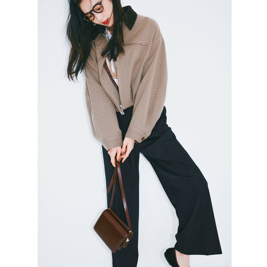 ロゴTにブルゾンのコーデ