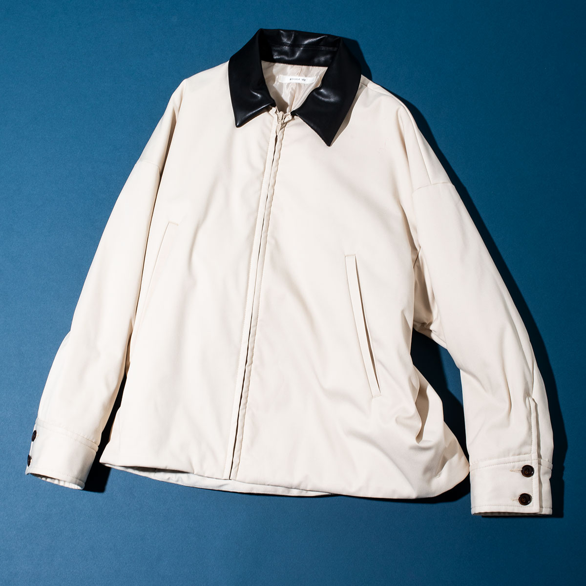 オーバーサイズのコーチジャケット