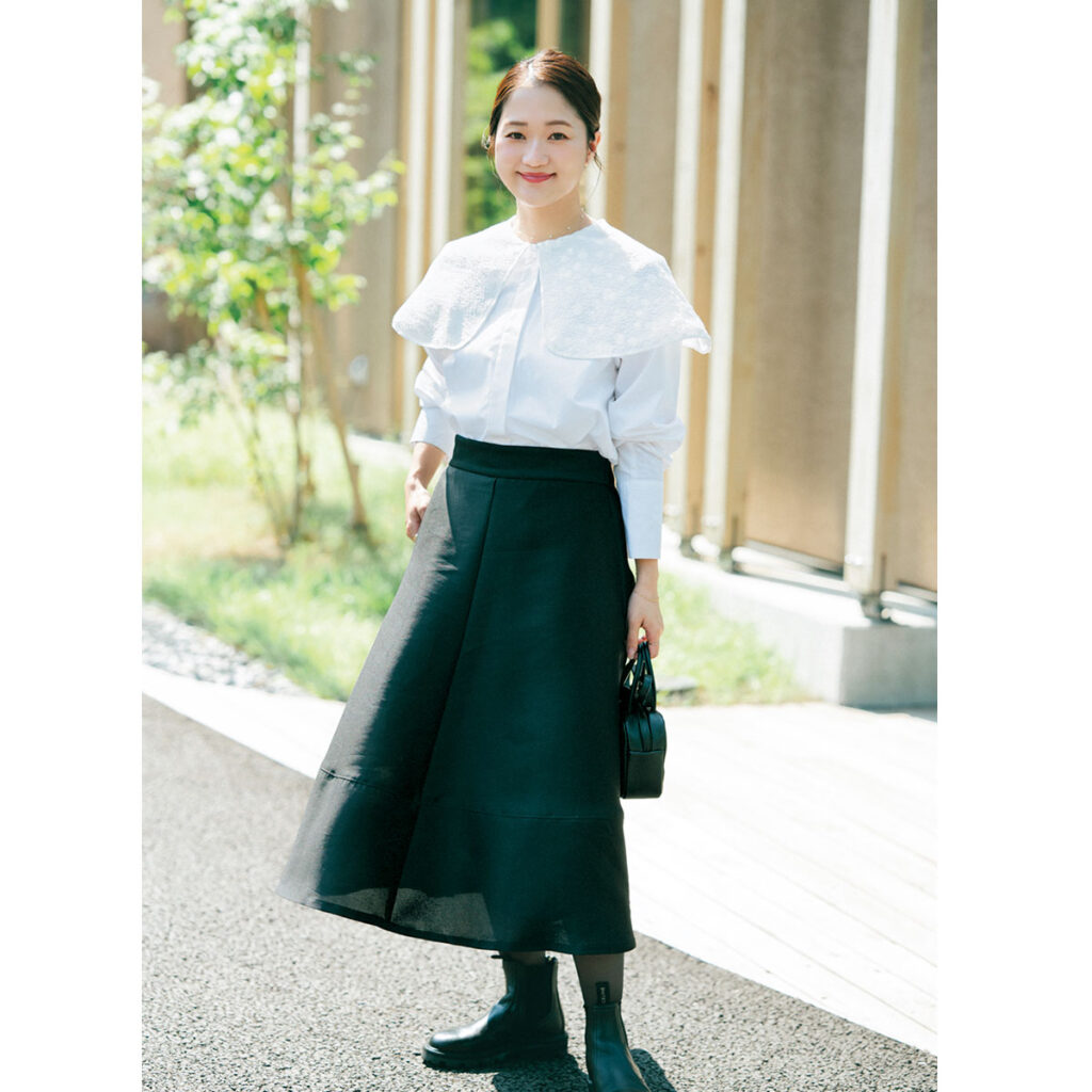 セーラーブラウスと黒スカートのコーデ