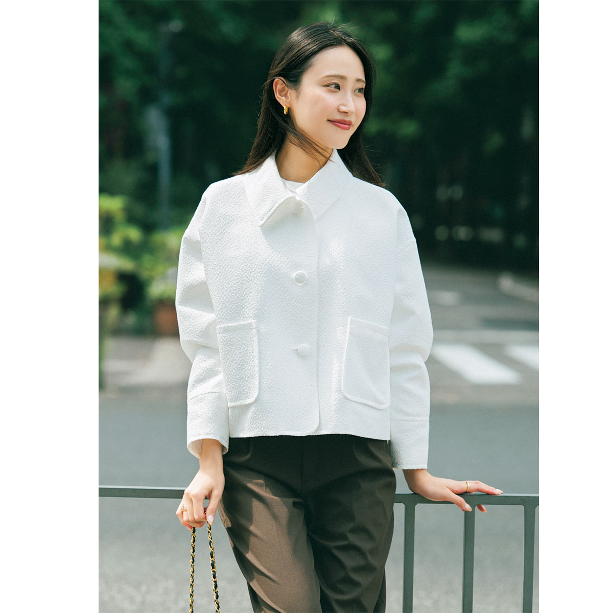 ジャガード素材トップスとパンツのコーデ