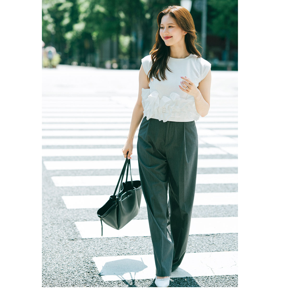 フリルブラウスとシンプルパンツのコーデ