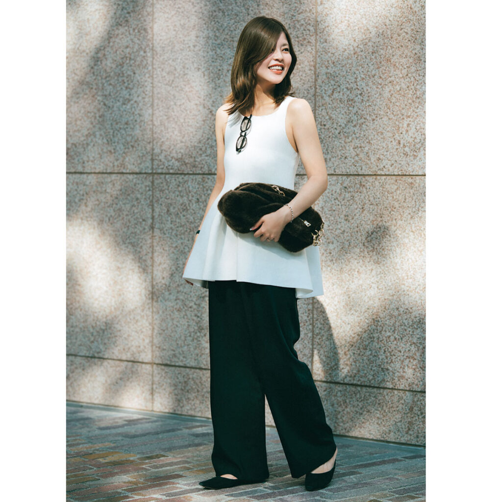 ペプラムトップスとワイドパンツのキレイめモノトーンコーデ