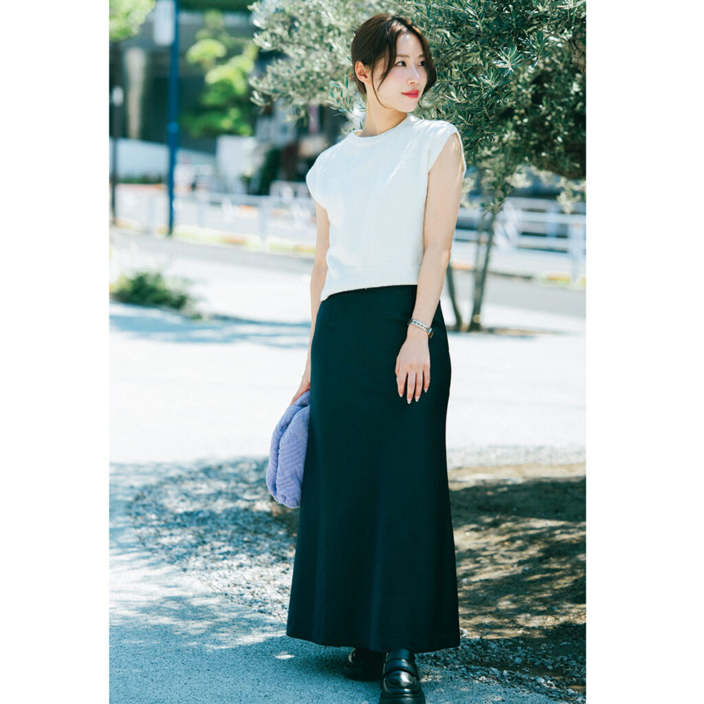 スパンコールのノースリニットとロングスカートのモノトーンコーデ