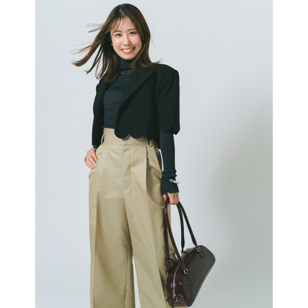 スカラップジャケットとチノパンのコーデ