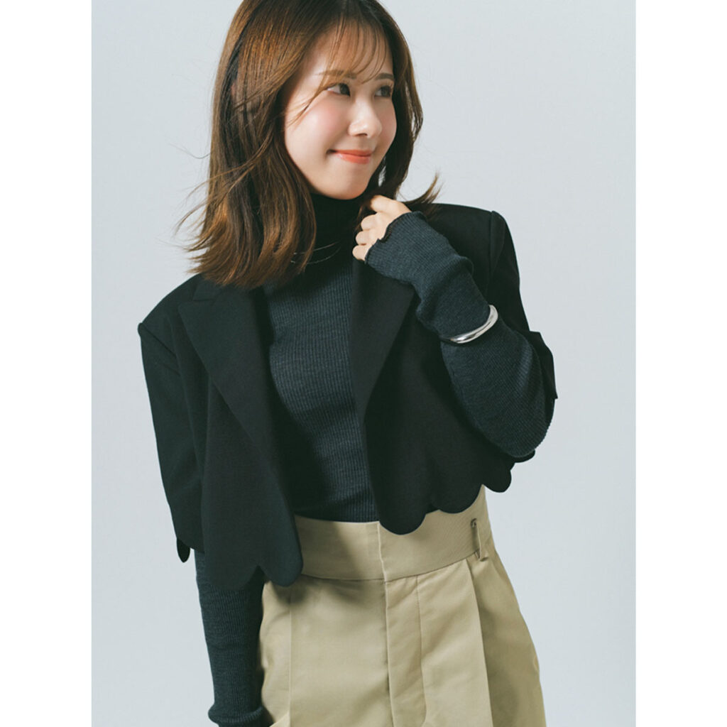 スカラップジャケットとチノパンのコーデ