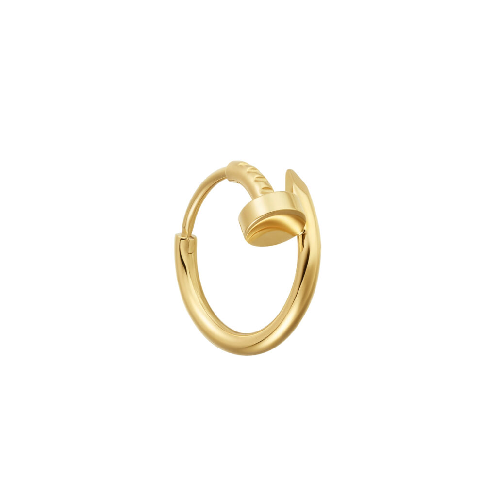 シングルイヤリング「ジュスト アン クル」（K18YG）￥163,900 ／カルティエ　Eugénie Baschet © Cartier