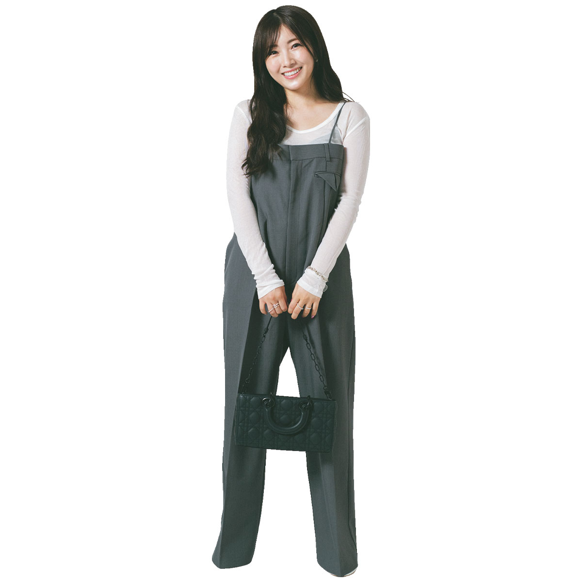 グレーパンツのオールインワンの甘めカジュアルコーデ