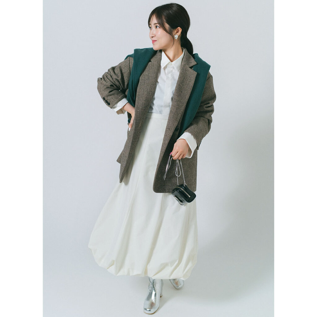 白バルーンスカートとチェックジャケットのコーデ