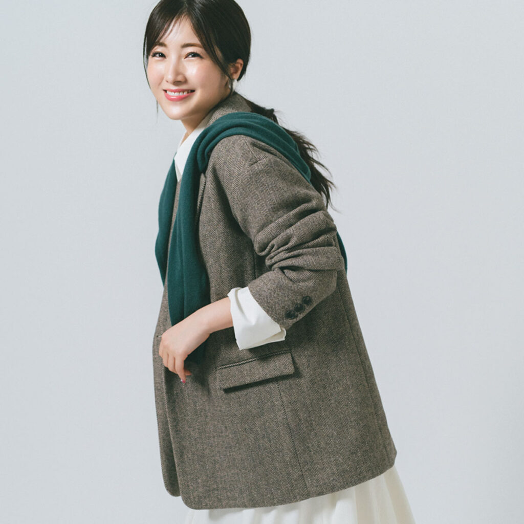 白バルーンスカートとチェックジャケットのコーデ