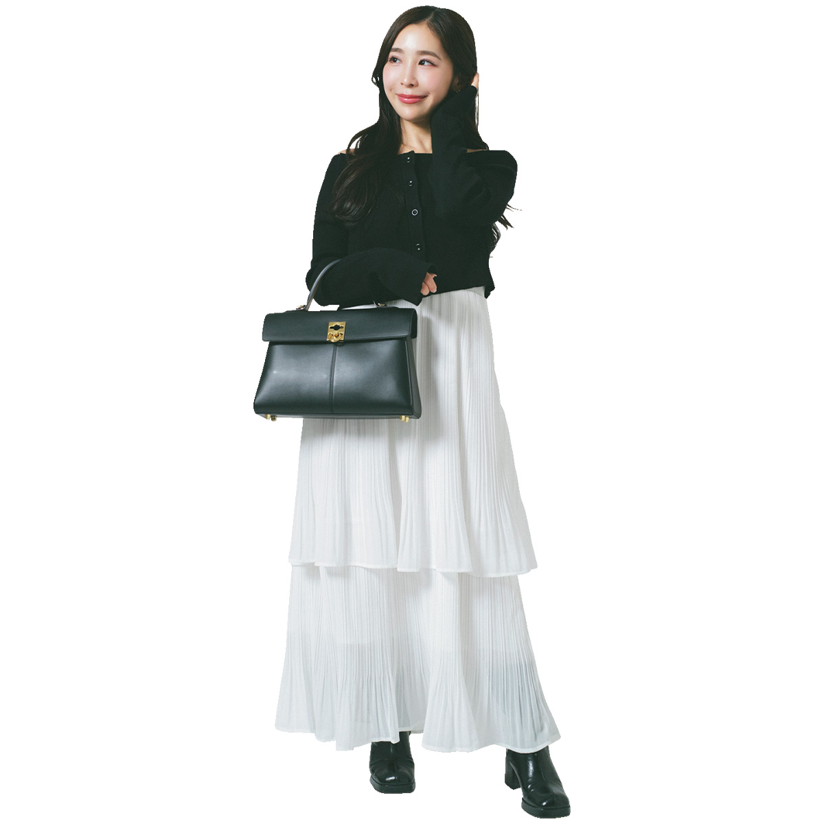 黒トップスと白フレアスカートのモノトーンコーデ