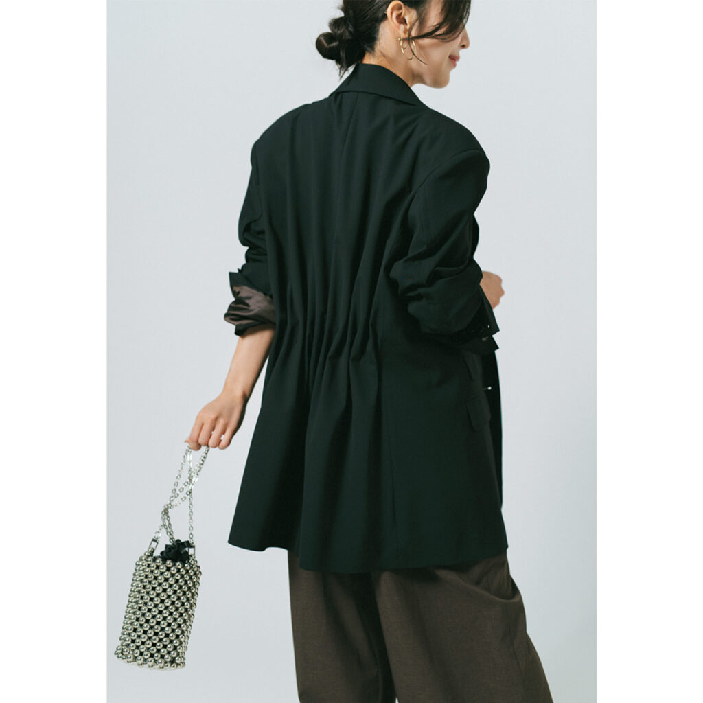 ブラウンのオールインワンとオーバーサイズジャケットのコーデ