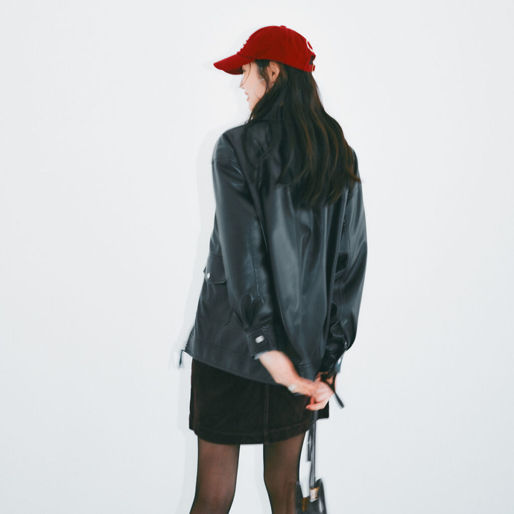 レザージャケットとミニ丈ボトムスのコーデ