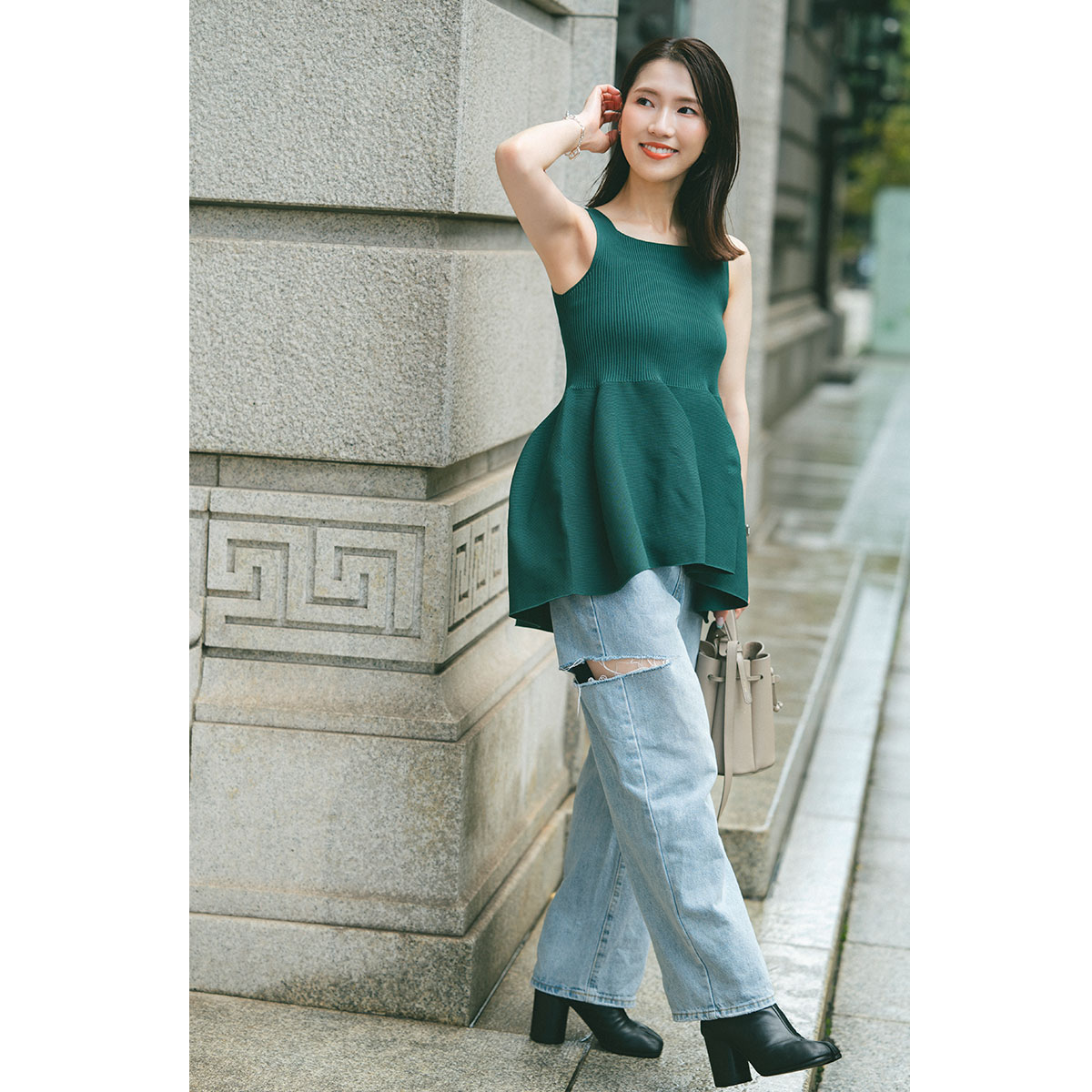 大人っぽグリーンのトップスとデニムのコーデ