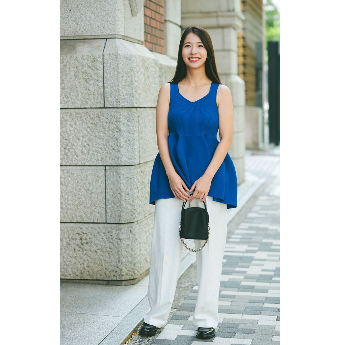 ブルーのトップスに白パンツのコーデ