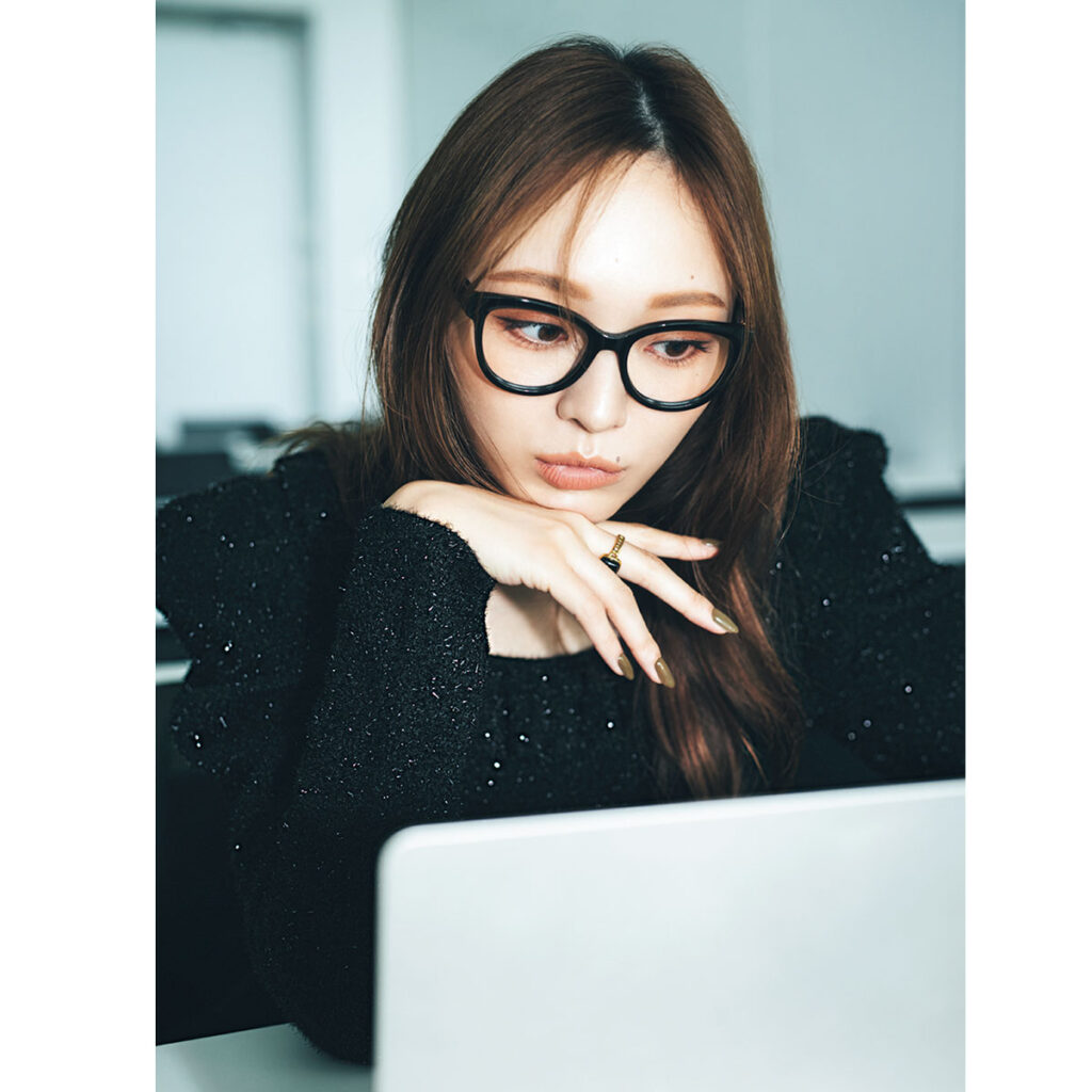 ラメ入りペプラムニットとワイドパンツのコーデ