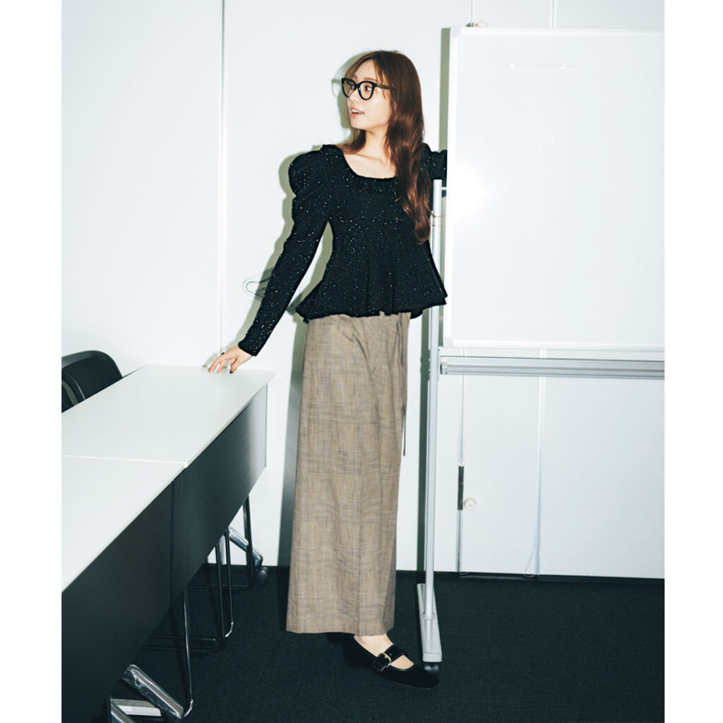 ラメ入りペプラムニットとワイドパンツのコーデ