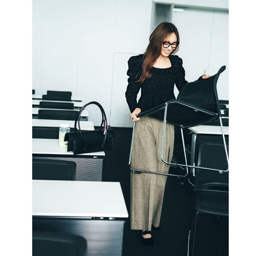 ラメ入りペプラムニットとワイドパンツのコーデ