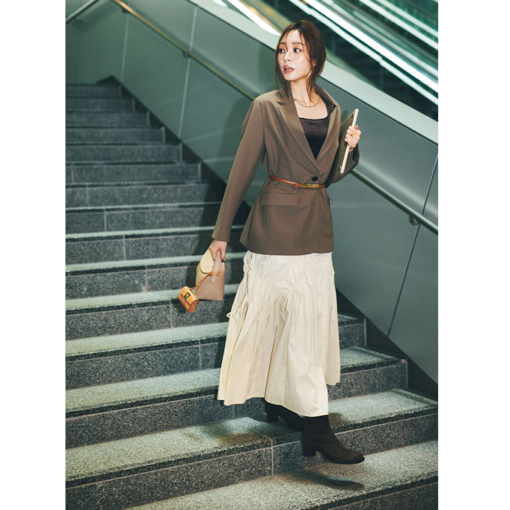 ジャケットとティアードスカートのコーデ