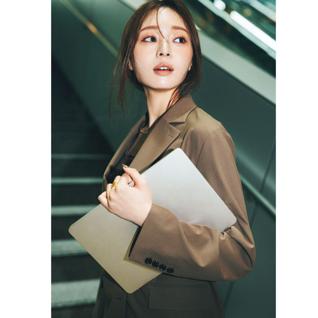 ジャケットとティアードスカートのコーデ