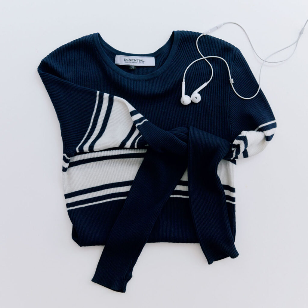 白×ネイビーのボーダーニット