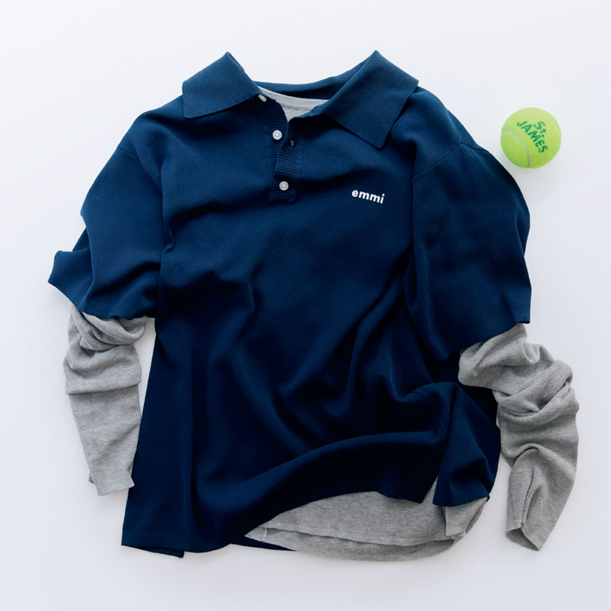 ネイビーのニットポロ