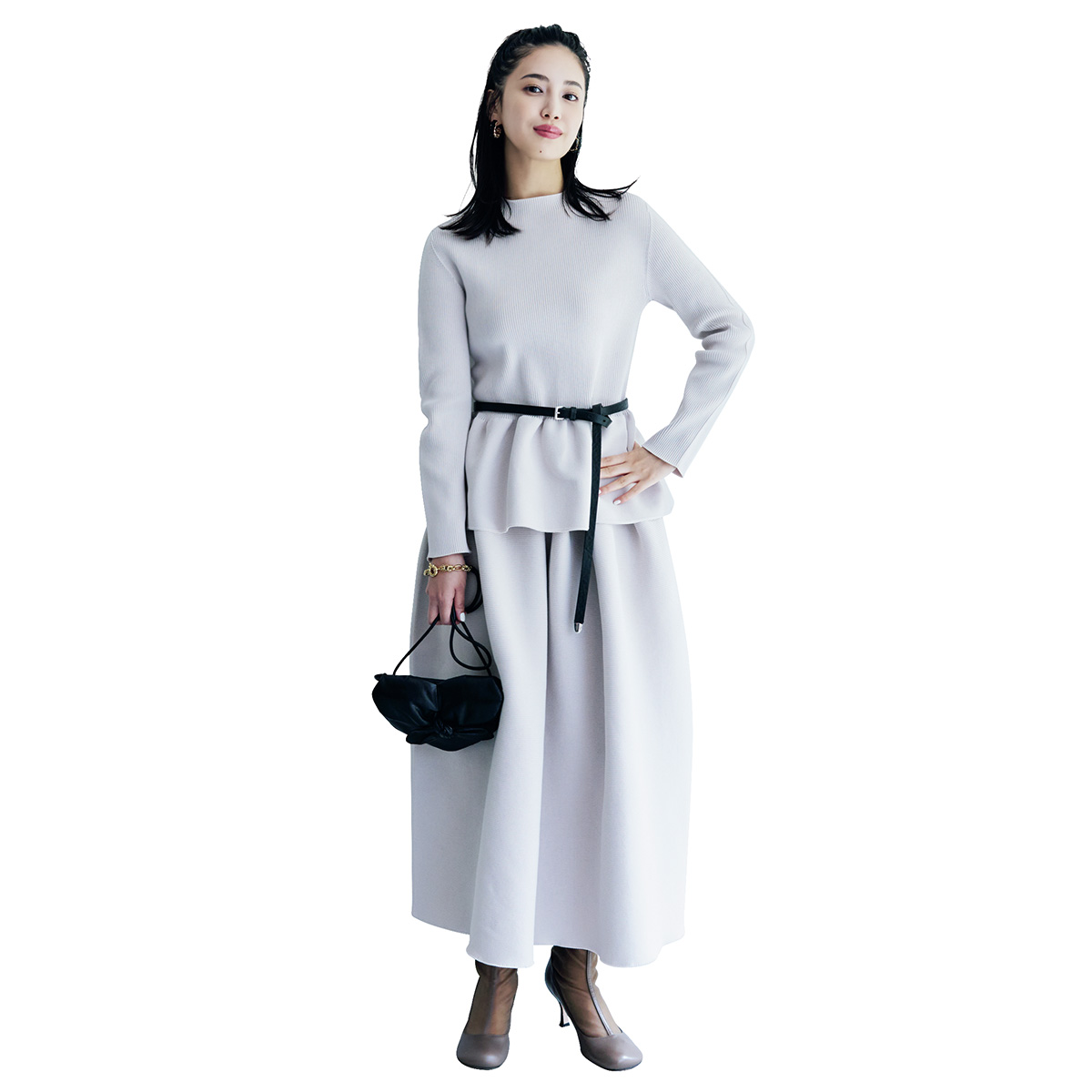 リブニットとコクーンスカートのオールホワイトコーデ