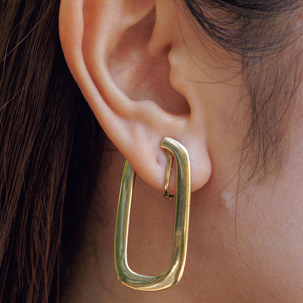 ゴールドのフープピアス