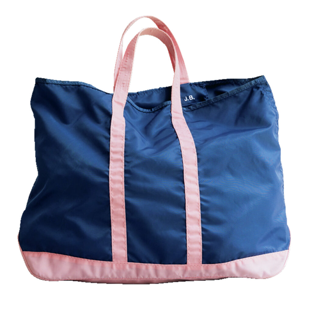 スクエアフォルムのキャンバストート